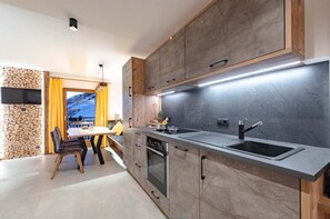 Een koelkast, een oven, een kookplaat, een vaatwasser