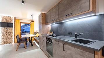 Fridge, oven, stovetop, dishwasher