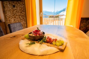 Dining - Apartment "Voppichlhof Margerite" with Mountain View, Shared Garden & Wi-Fi (San Giacomo Valle Aurina)