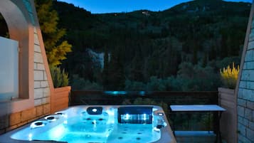 Tina de hidromasaje al aire libre