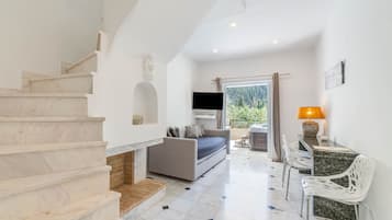 Televisión, reproductor de DVD y estéreo