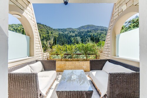 Doliva Erietta Apartment with Private Pool, Mountain View, Wi-Fi & Air Conditioning