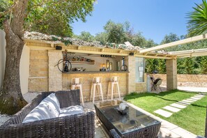 Outdoor dining - Apartment 'Doliva Studio' with Private Pool, Mountain View, Wi-Fi and Air Conditioning (Corfu)