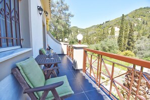 Outdoor dining - Doliva Studio Apartment with Private Pool, Mountain View, Wi-Fi, and Air Conditioning (Corfu)