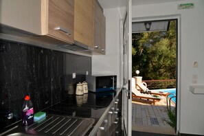 Réfrigérateur, micro-ondes, plaque de cuisson, cafetiÚre/bouilloire