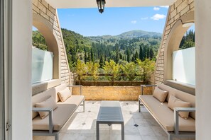 Property grounds - Apartment 'Doliva Chris' with Private Pool, Mountain View, Wi-Fi, and Air Conditioning (Corfu)