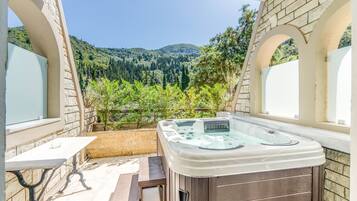 Outdoor spa tub