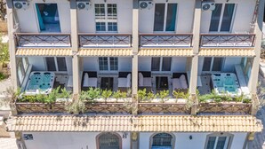 Un immeuble à plusieurs étages doté de balcons, de climatiseurs et de jacuzzis extérieurs.