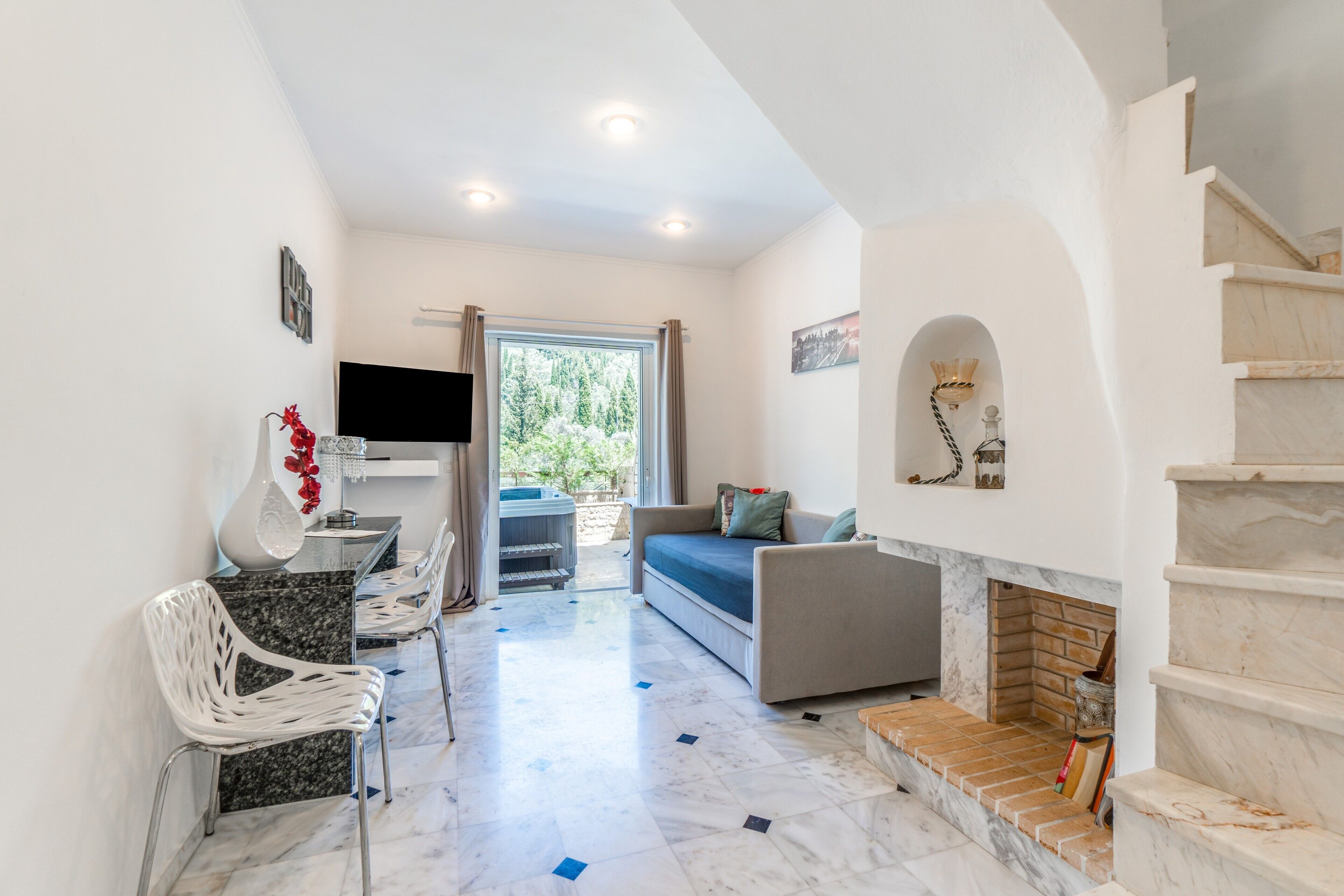 Télévision, lecteur de DVD, chaîne hi-fi