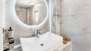 Een bad, gratis toiletartikelen, een haardroger, handdoeken