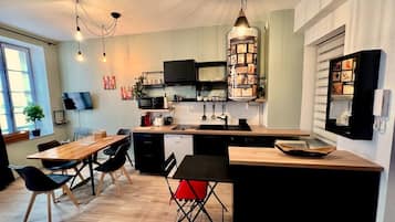 Réfrigérateur, micro-ondes, plaque de cuisson, cafetière/bouilloire