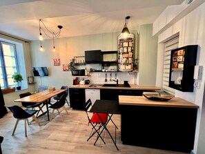 Kühlschrank, Mikrowelle, Herdplatte, Wasserkocher mit Kaffee-/Teezubehör