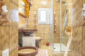 Douche, sèche-cheveux, serviettes fournies