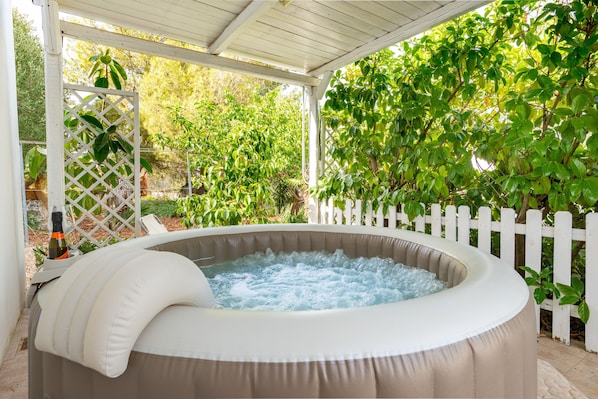 Outdoor spa tub