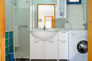 Shower, hair dryer, towels
