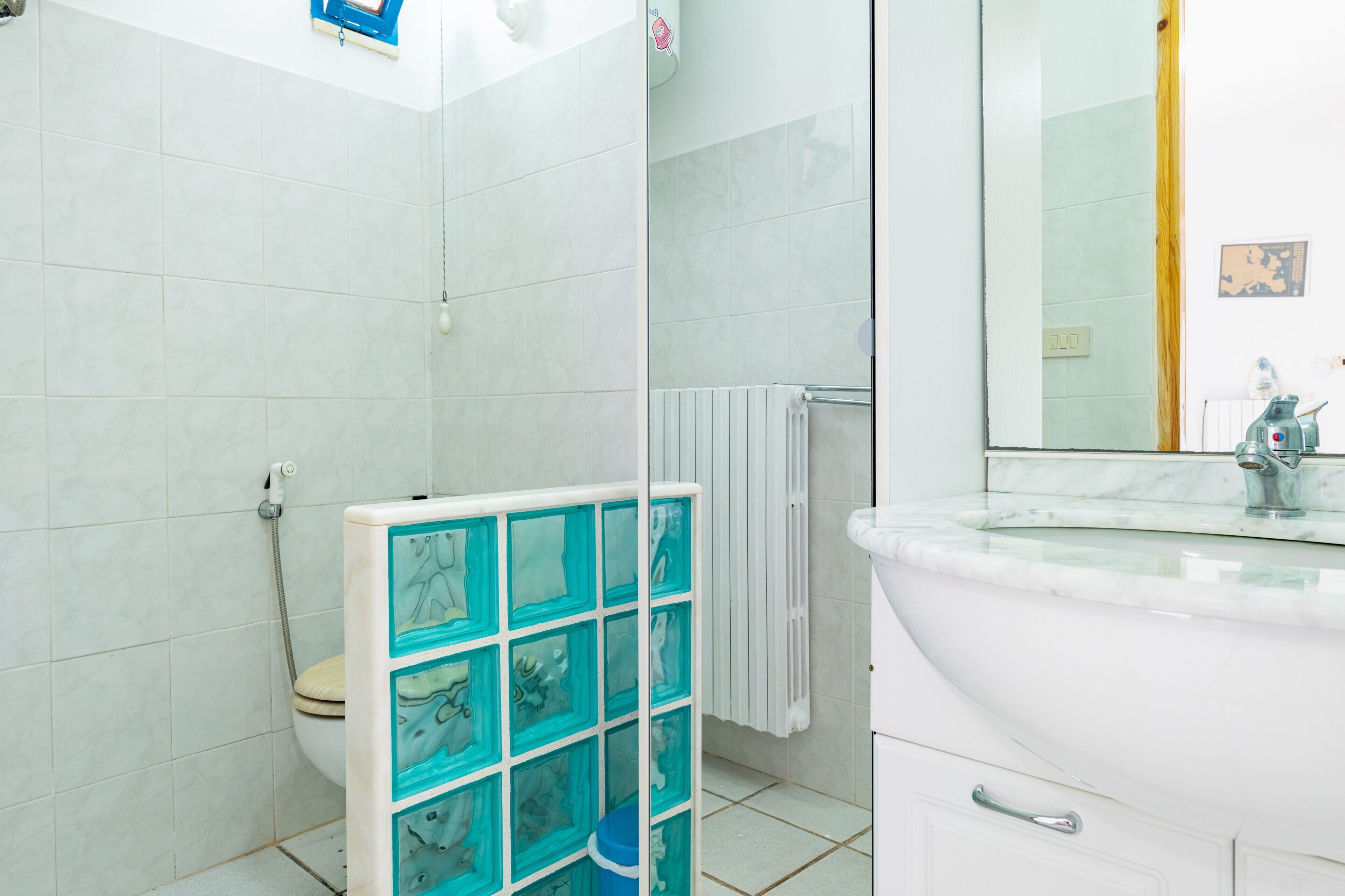 シャワー、ヘアドライヤー、タオル