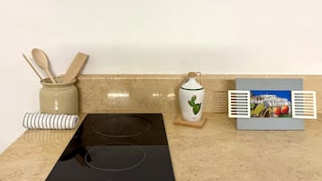 Frigorifero, piano cottura, macchina per tè/caffè, bollitore elettrico