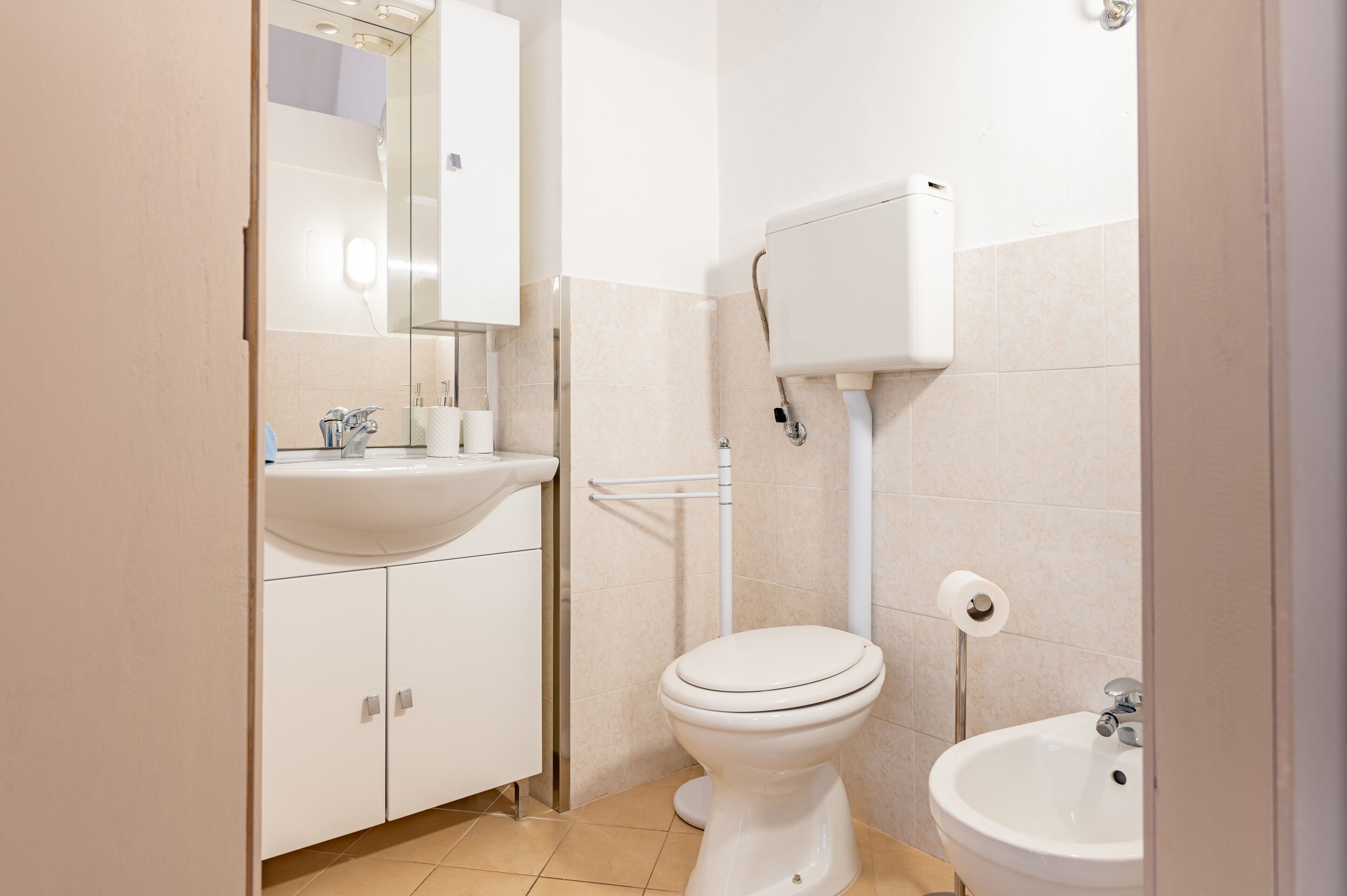 Dusche, kostenlose Toilettenartikel, Haartrockner, Handtücher