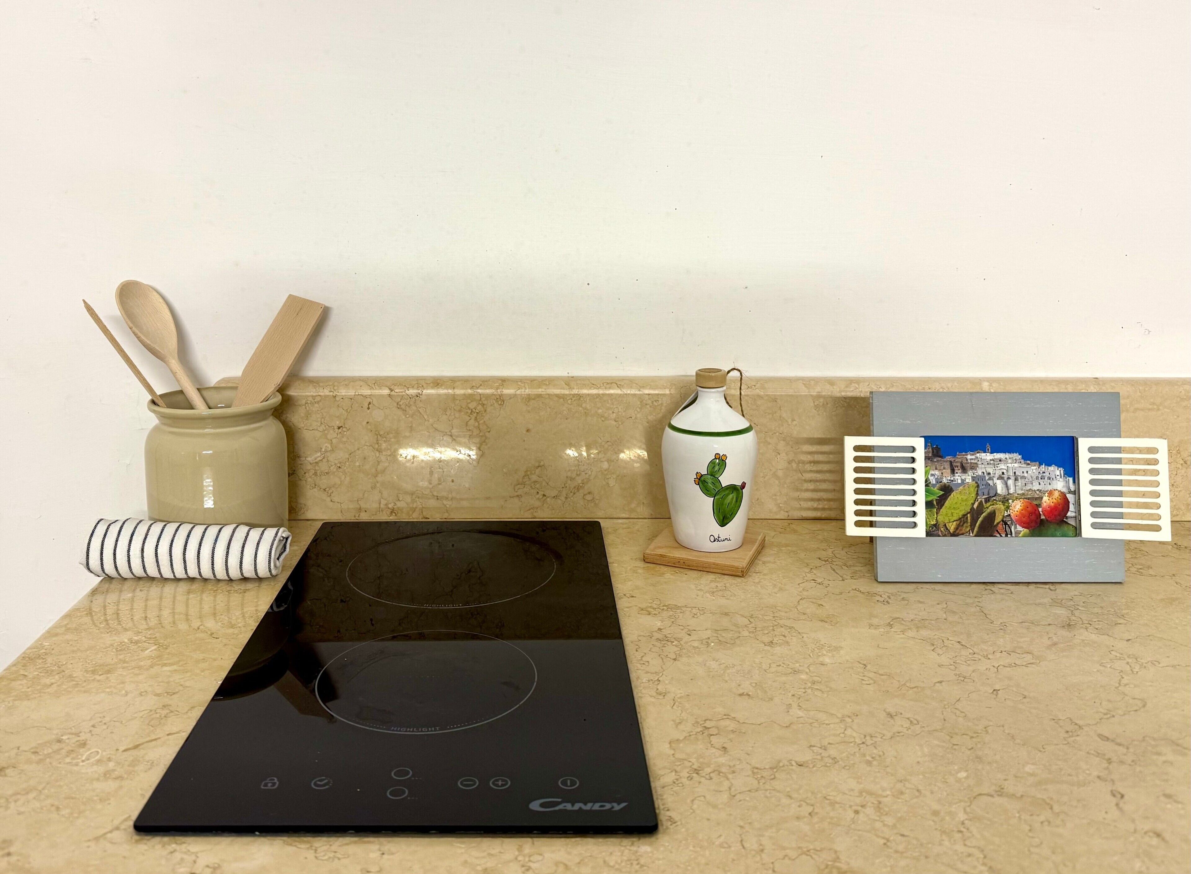 Refrigerador, parrilla de estufa, cafetera y tetera y tetera eléctrica 