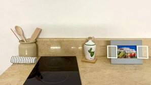 Kaffetrakter/tekoker, kjøleskap, kokeplater og vannkoker