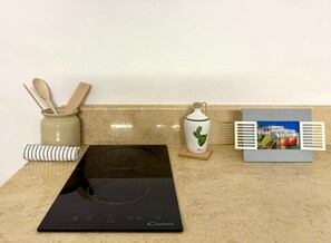 Kylskåp, spishäll, kaffe- och tebryggare och vattenkokare