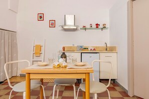 Køleskab, kogeplade, kaffe-/temaskine, elkedel