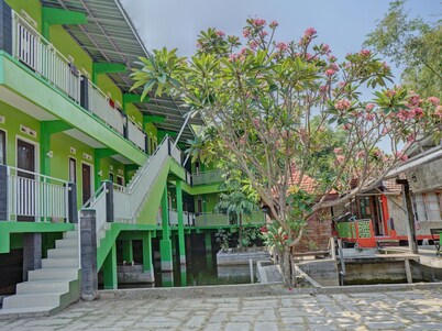 OYO Life 92919 Kost Wijaya Kusuma Lake Syariah