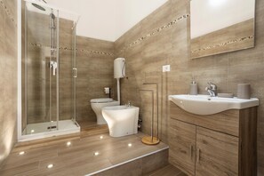 Douche, sèche-cheveux, serviettes fournies