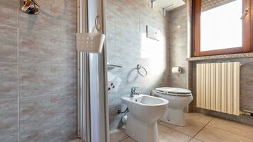 Douche, sĂšche-cheveux, serviettes fournies