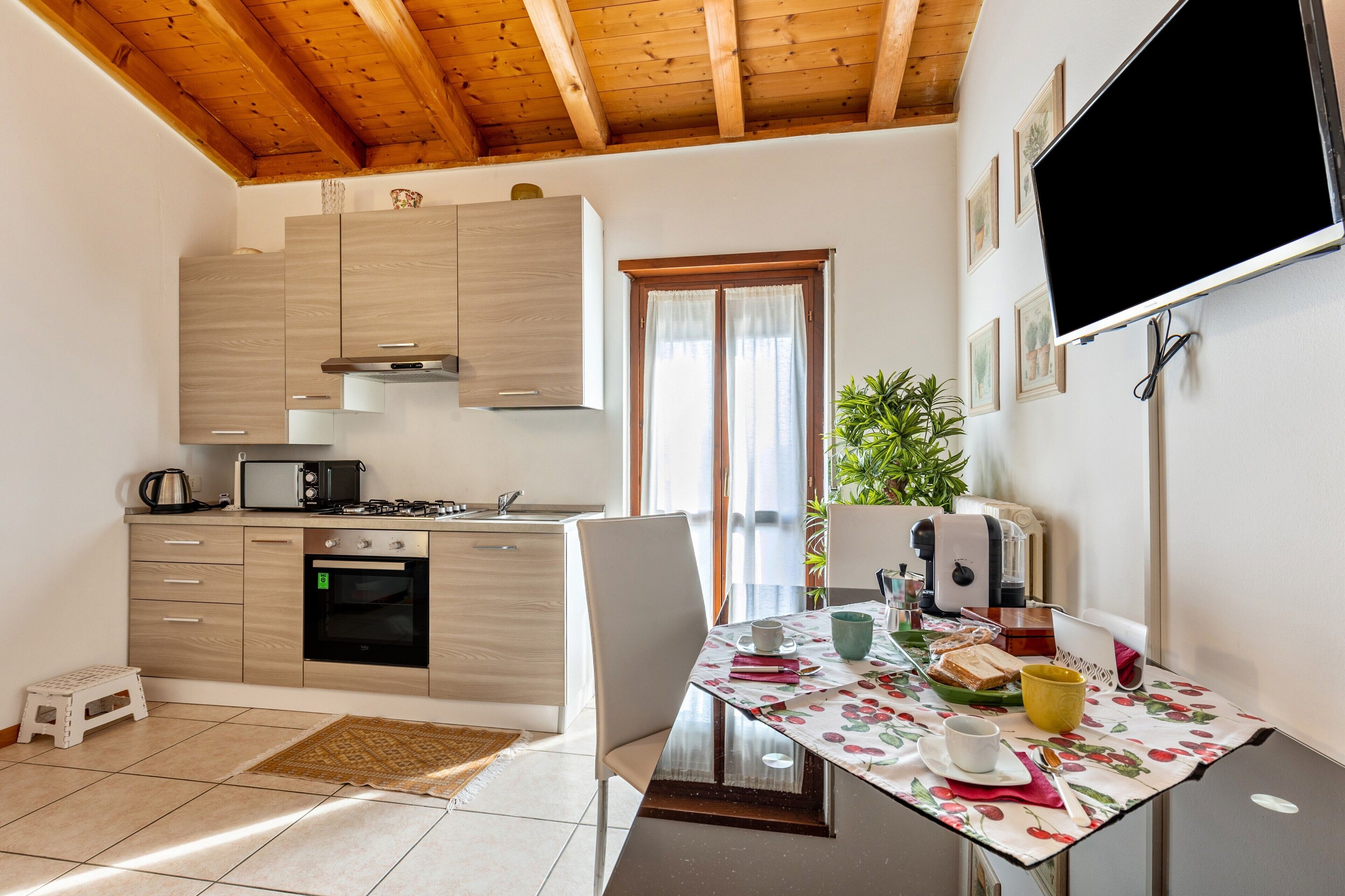 Jääkaappi, mikroaaltouuni, uuni, liesi