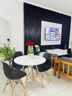 Dining - Beautiful modern decorated apartment with a great sea view  (Margate)