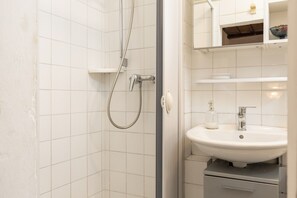 Dusche, Haartrockner, Handtücher