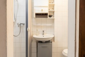 Douche, sèche-cheveux, serviettes fournies