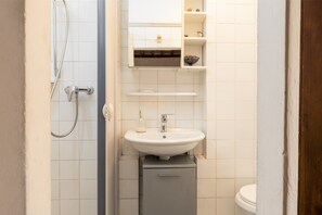 Dusj, hårføner og håndklær