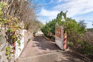 Property grounds - Vacation Apartment 'Vivienda V Torres 2' with Private Terrace and Wi-Fi (Vega de San Mateo)