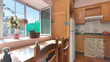 Refrigerador, microondas, horno, placa de cocina