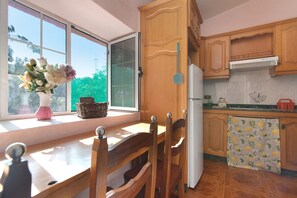 Fridge, microwave, oven, stovetop - Vacation Apartment 'Vivienda V Torres 2' with Private Terrace and Wi-Fi (Vega de San Mateo)