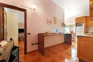 Fridge, microwave, oven, stovetop - Vacation Apartment 'Vivienda V Torres 2' with Private Terrace and Wi-Fi (Vega de San Mateo)