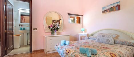 1 habitación, tabla de planchar con plancha, wifi gratis y ropa de cama