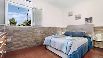 2 slaapkamers, een strijkplank/strijkijzer, gratis wifi, beddengoed