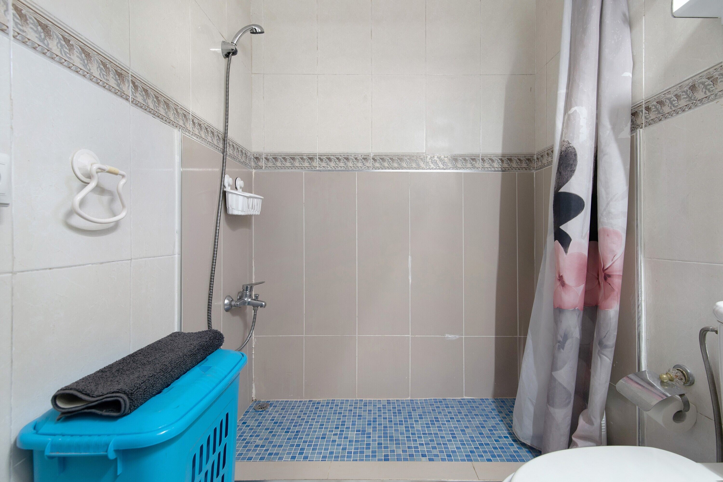 Bathtub, hair dryer, towels