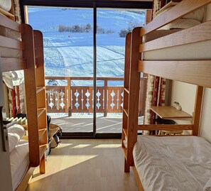 2 bedrooms, iron/ironing board, free WiFi