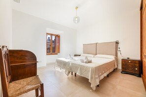 5 bedrooms, free WiFi, bed sheets - Holiday Home 'Can Calet' with Private Pool, Wi-Fi and Air Conditioning (Pòrtol)