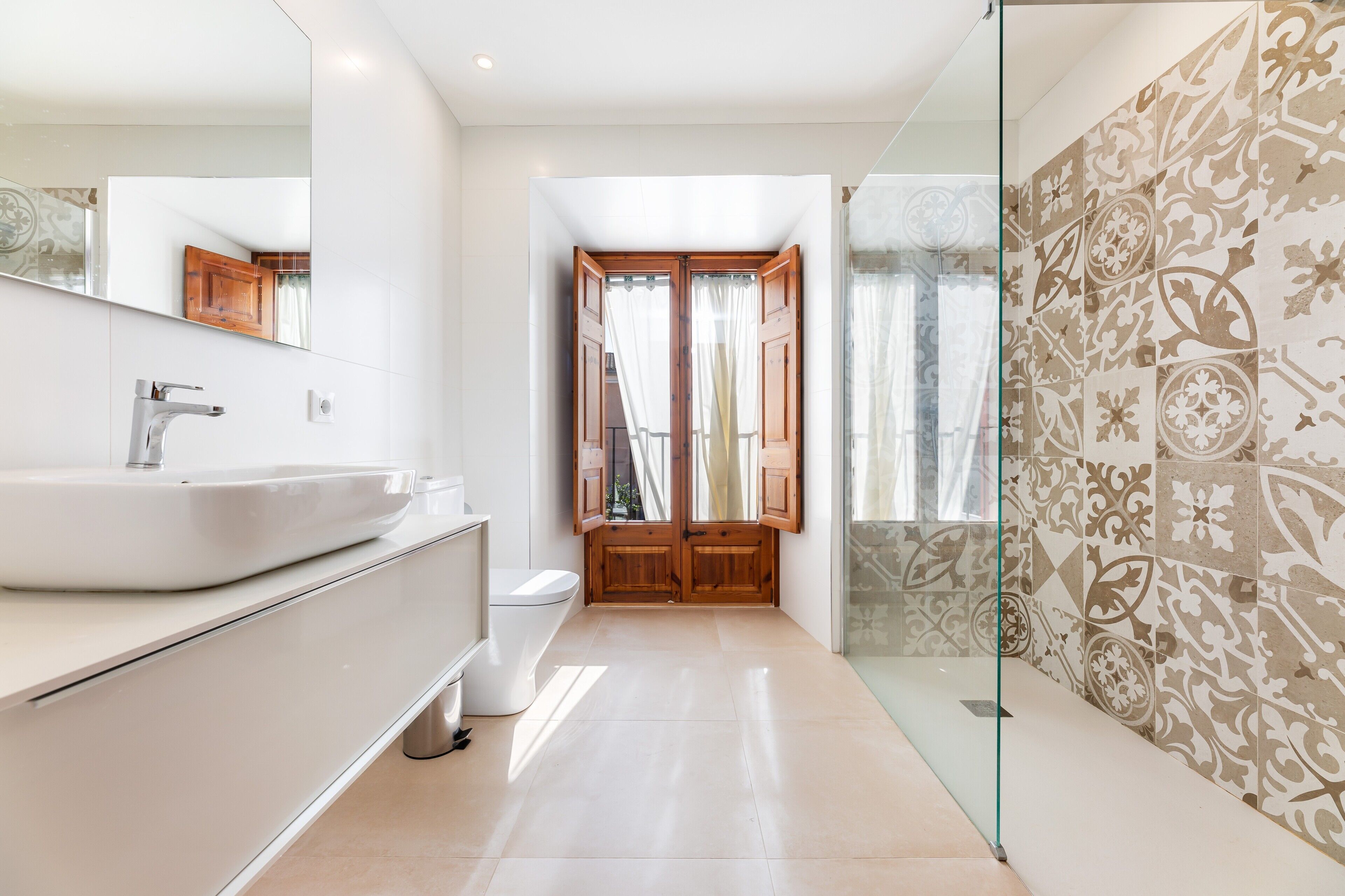 Bathtub, hair dryer, towels