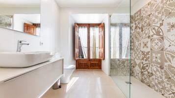 Bathtub, hair dryer, towels
