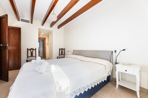 5 bedrooms, desk, iron/ironing board, free WiFi