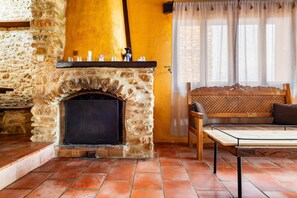 Interior - Rural Holiday Home 'El Trull' with Mountain View, Wi-Fi and Air Conditioning (Canet lo Roig)