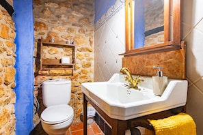 Regadera, secadora de cabello, toallas 