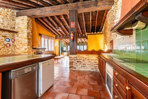 Fridge, microwave, oven, stovetop - Rural Holiday Home 'El Trull' with Mountain View, Wi-Fi and Air Conditioning (Canet lo Roig)