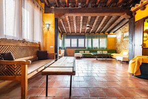 Televisión y chimenea 